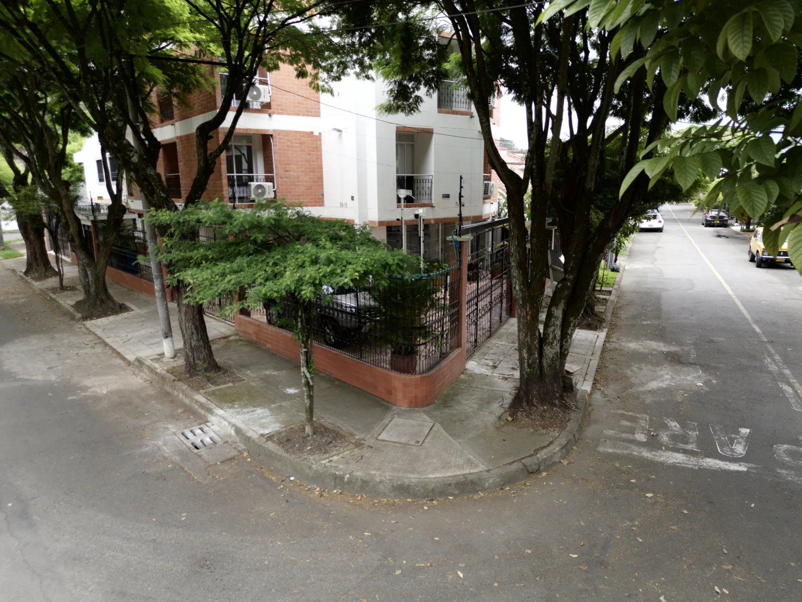 Vista exterior del edificio y su entorno