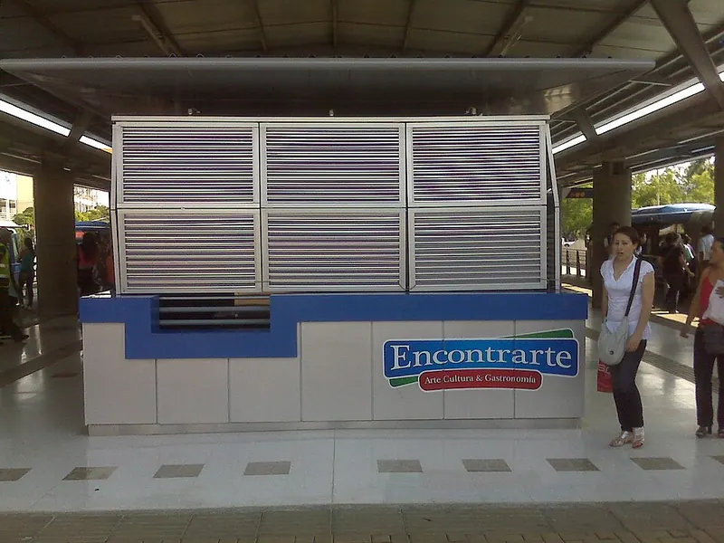 Puesto Encontrarte dentro de la estación MIO Unidad Deportiva.